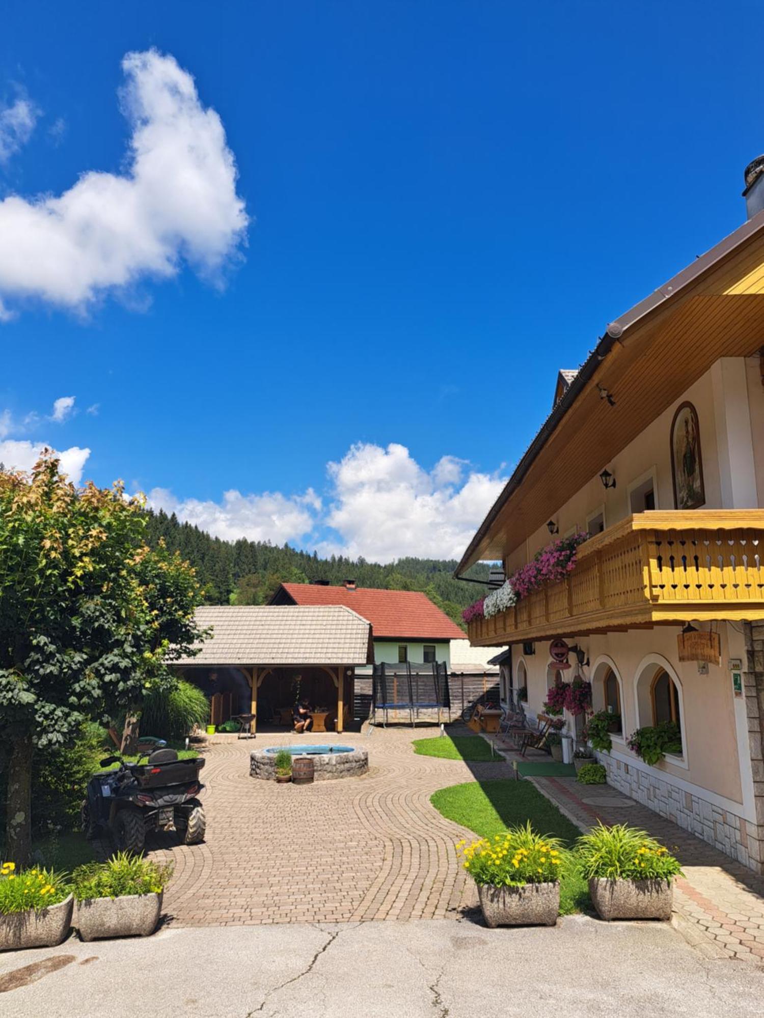 Guest House Kveder Škofja Loka Esterno foto