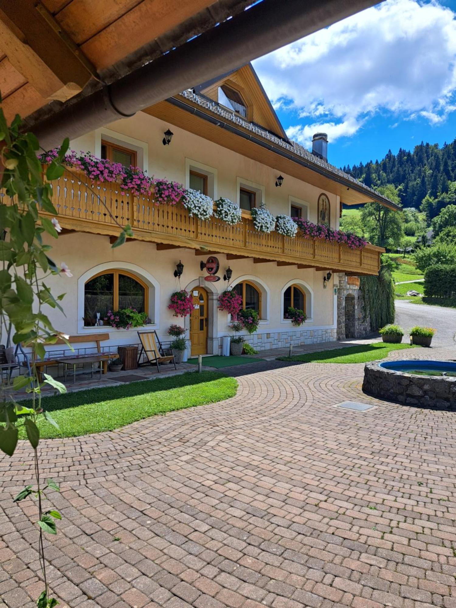 Guest House Kveder Škofja Loka Esterno foto
